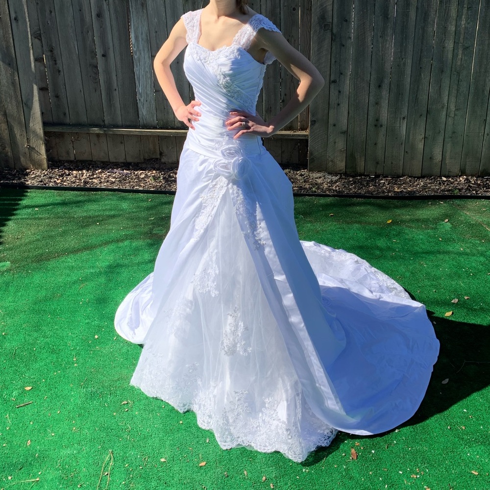 JJ’s House WEDDING DRESS - Picture 2 of 8